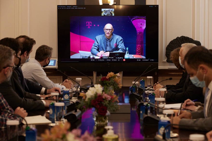 ΟΤΕ: Το γρήγορο internet και οι οπτικές ίνες «χτυπούν την πόρτα» σε 3 εκατομμύρια σπίτια και επιχειρήσεις