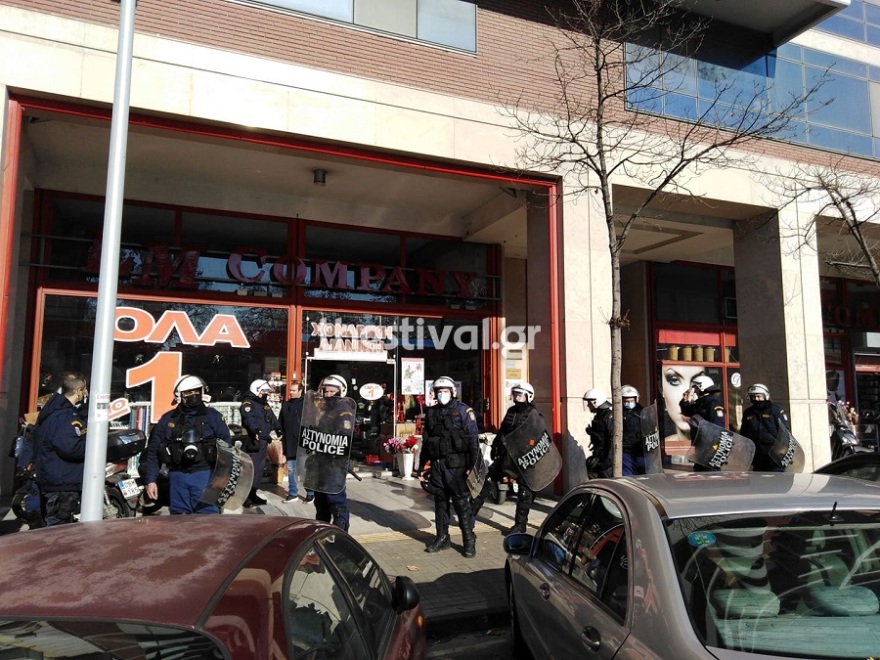 Θεσσαλονίκη: Άγριο ξύλο μεταξύ τσιγγάνων έξω από το δικαστικό μέγαρο