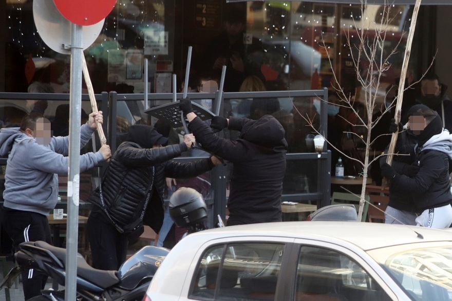 Θεσσαλονίκη: Βεντέτα μεταξύ δύο οικογενειών Ρομά πίσω από το άγριο ξύλο στα Δικαστήρια 