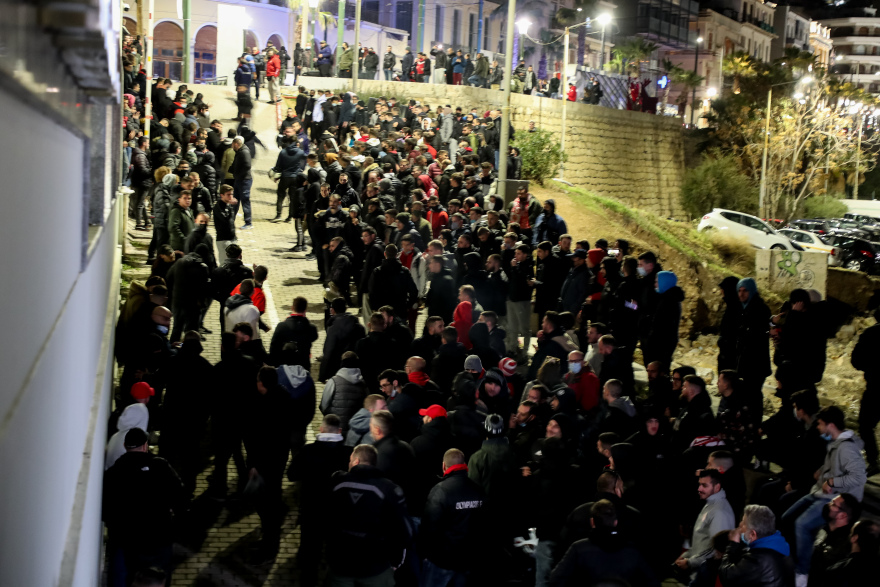 Παίκτης του Ολυμπιακού και επίσημα  ο Κώστας Μανωλάς - Αποθεώθηκε από τον κόσμο