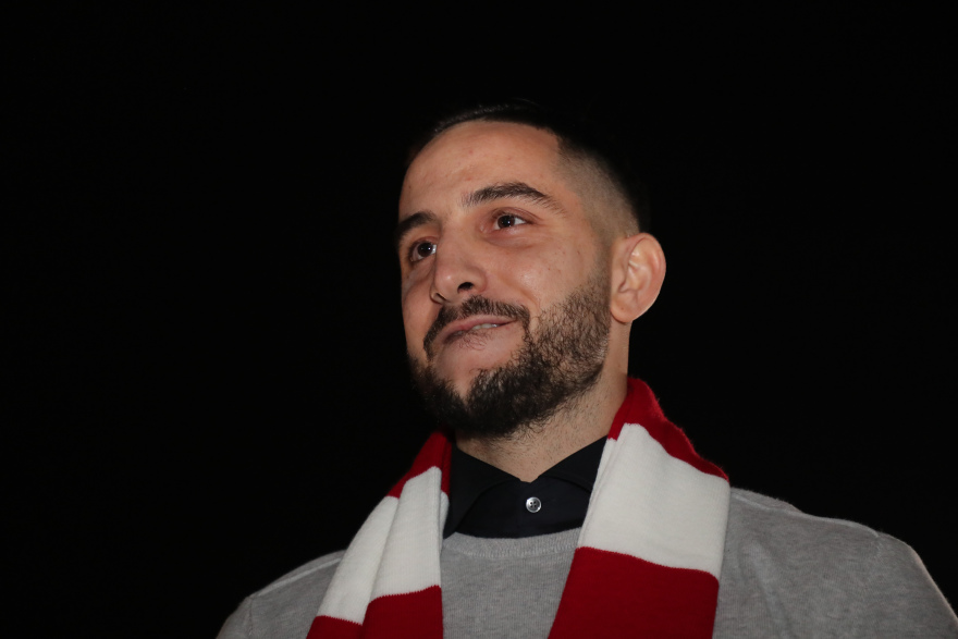 Παίκτης του Ολυμπιακού και επίσημα  ο Κώστας Μανωλάς - Αποθεώθηκε από τον κόσμο