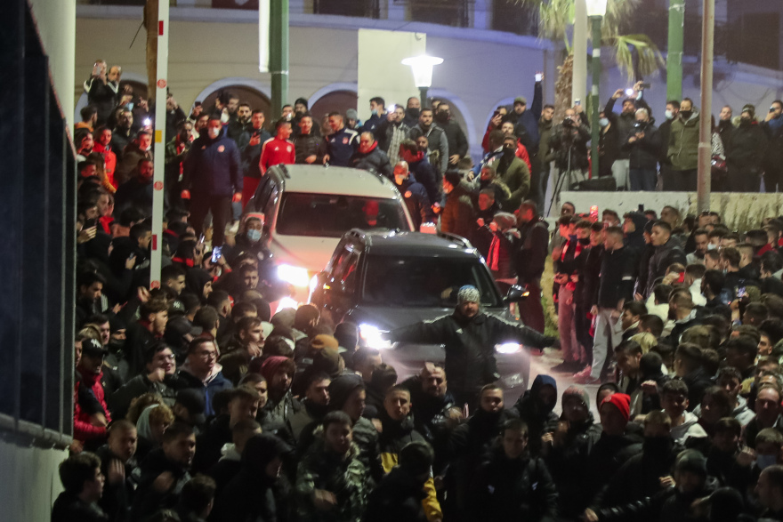 Παίκτης του Ολυμπιακού και επίσημα  ο Κώστας Μανωλάς - Αποθεώθηκε από τον κόσμο