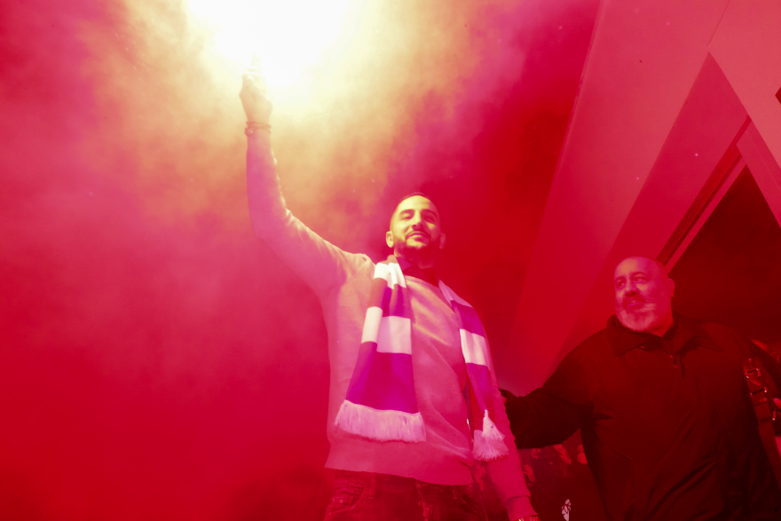 Παίκτης του Ολυμπιακού και επίσημα  ο Κώστας Μανωλάς - Αποθεώθηκε από τον κόσμο