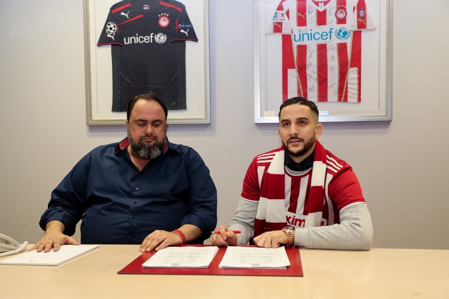 Παίκτης του Ολυμπιακού και επίσημα  ο Κώστας Μανωλάς - Αποθεώθηκε από τον κόσμο