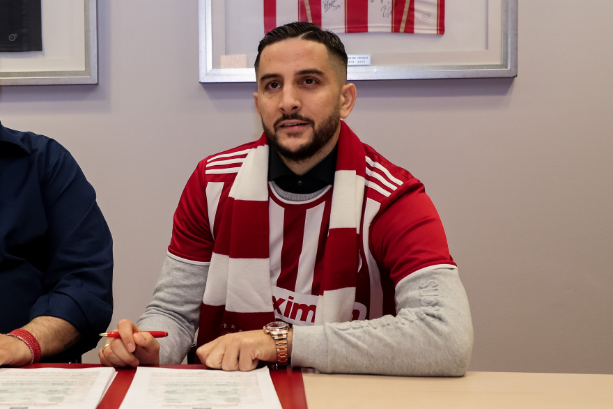 Παίκτης του Ολυμπιακού και επίσημα  ο Κώστας Μανωλάς - Αποθεώθηκε από τον κόσμο