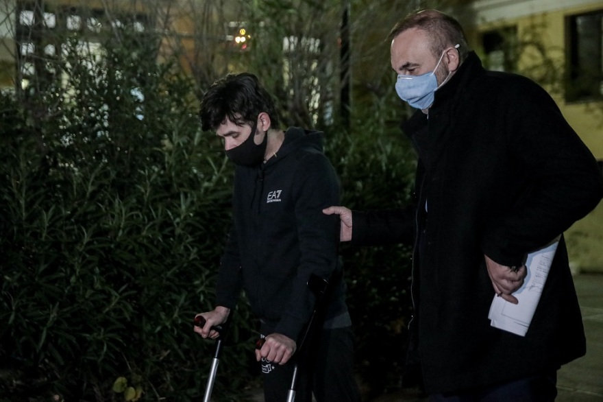 Με πατερίτσες στον εισαγγελέα ο Φουρθιώτης - Μίλησε για κανιβαλισμό σε βάρος του