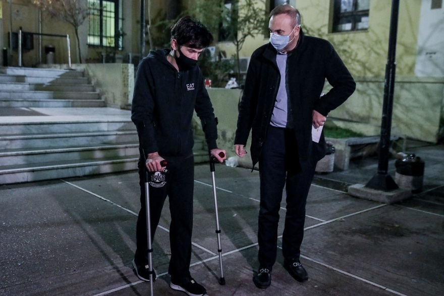 Με πατερίτσες στον εισαγγελέα ο Φουρθιώτης - Μίλησε για κανιβαλισμό σε βάρος του