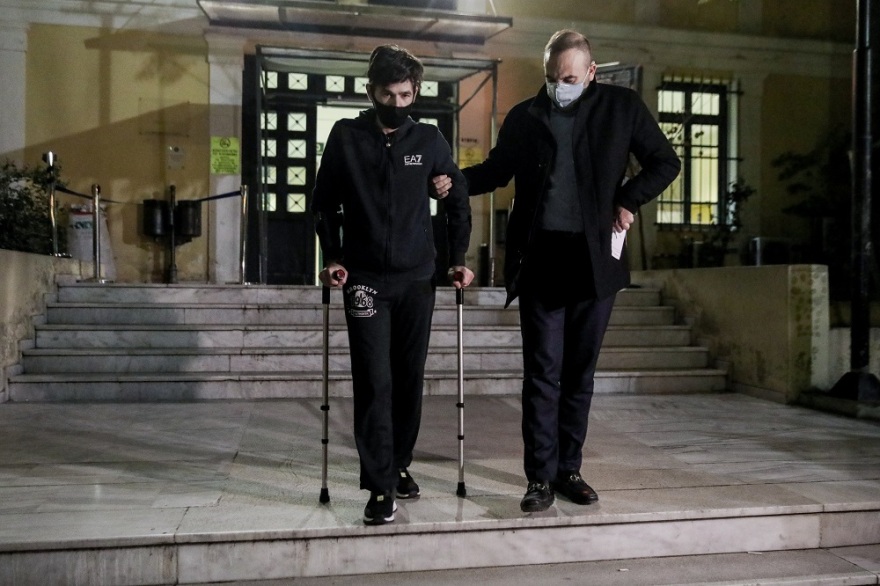 Με πατερίτσες στον εισαγγελέα ο Φουρθιώτης - Μίλησε για κανιβαλισμό σε βάρος του