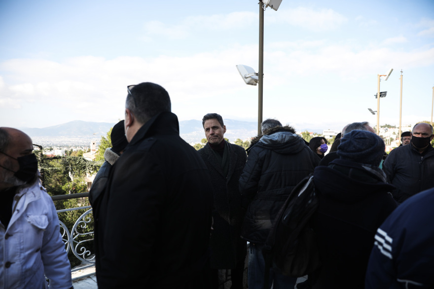 Γρηγόρης Πετράκος: Χωρίς μάσκα στην κηδεία του Γιώργου Τράγκα 