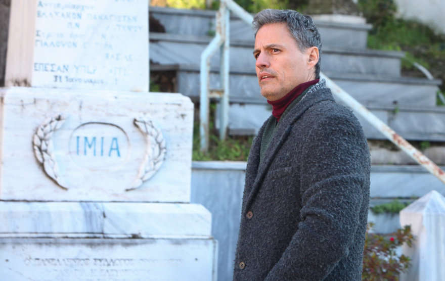 Γρηγόρης Πετράκος: Χωρίς μάσκα στην κηδεία του Γιώργου Τράγκα 