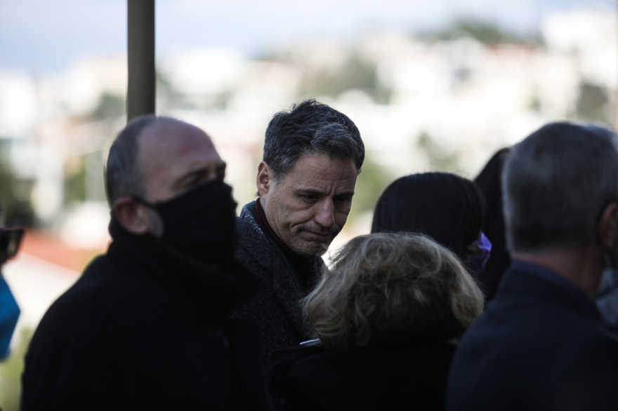 Γρηγόρης Πετράκος: Χωρίς μάσκα στην κηδεία του Γιώργου Τράγκα 