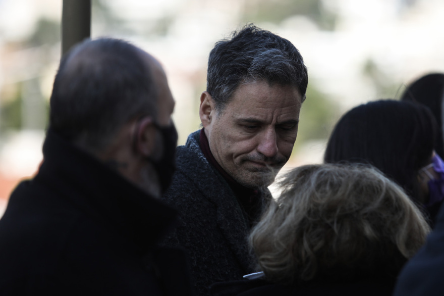 Γρηγόρης Πετράκος: Χωρίς μάσκα στην κηδεία του Γιώργου Τράγκα 