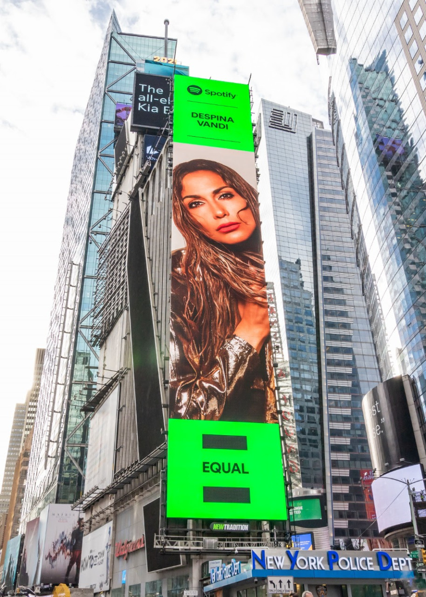 Η Δέσποινα Βανδή μπήκε σε billboard στην Times Square της Νέας Υόρκης