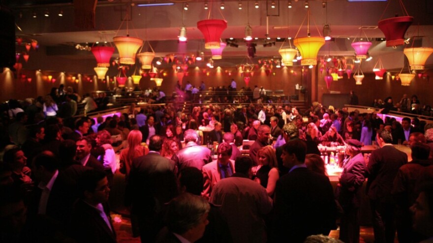 Μύκονος: Χορός εκατομμυρίων στα beach clubs για τους διάσημους djs