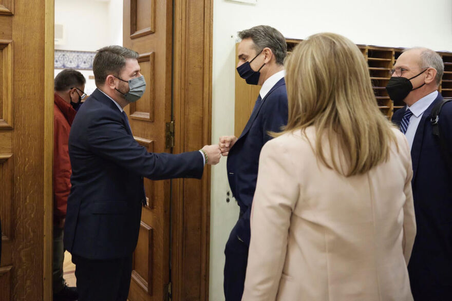 Ολιγόλεπτο τετ - α - τετ Μητσοτάκη - Ανδρουλάκη, δείτε φωτογραφίες