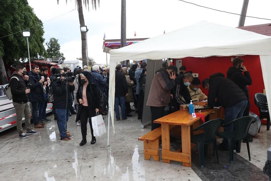 Ηράκλειο: Μεγάλες ουρές για εμβολιασμό χωρίς ραντεβού (φωτογραφίες)