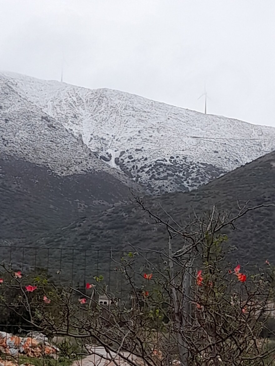 Καιρός: Συνεχίζεται την Κυριακή η επέλαση της «Κάρμελ» - Πού θα σημειωθούν βροχές, χιόνια και παγετός