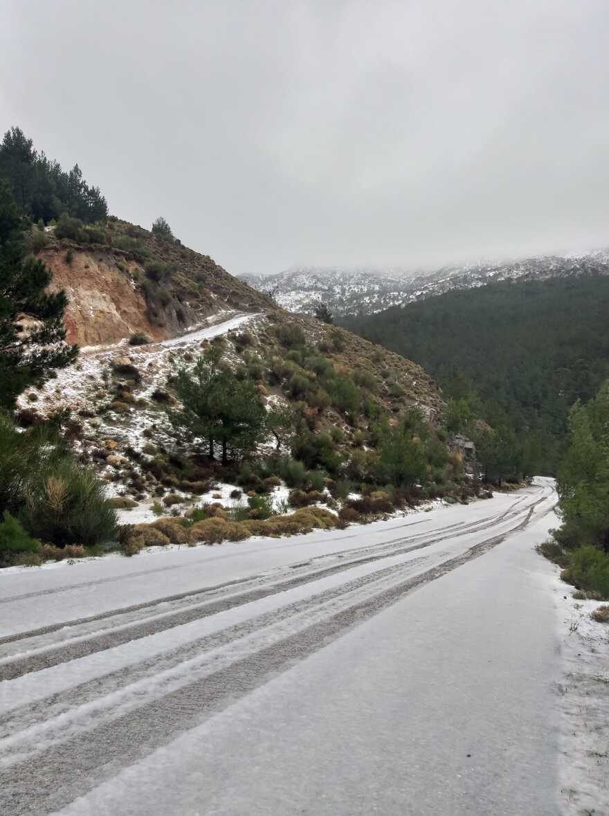 Καιρός: Συνεχίζεται την Κυριακή η επέλαση της «Κάρμελ» - Πού θα σημειωθούν βροχές, χιόνια και παγετός
