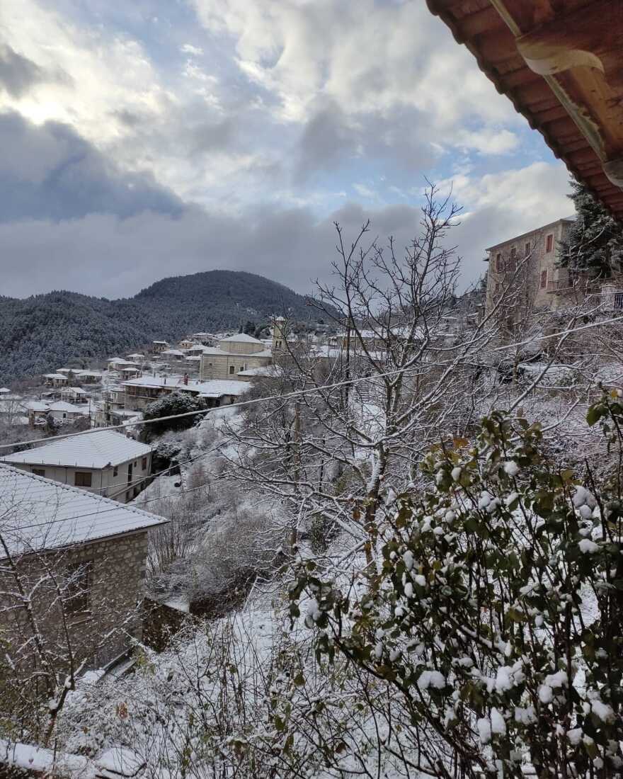 Καιρός: Συνεχίζεται την Κυριακή η επέλαση της «Κάρμελ» - Πού θα σημειωθούν βροχές, χιόνια και παγετός