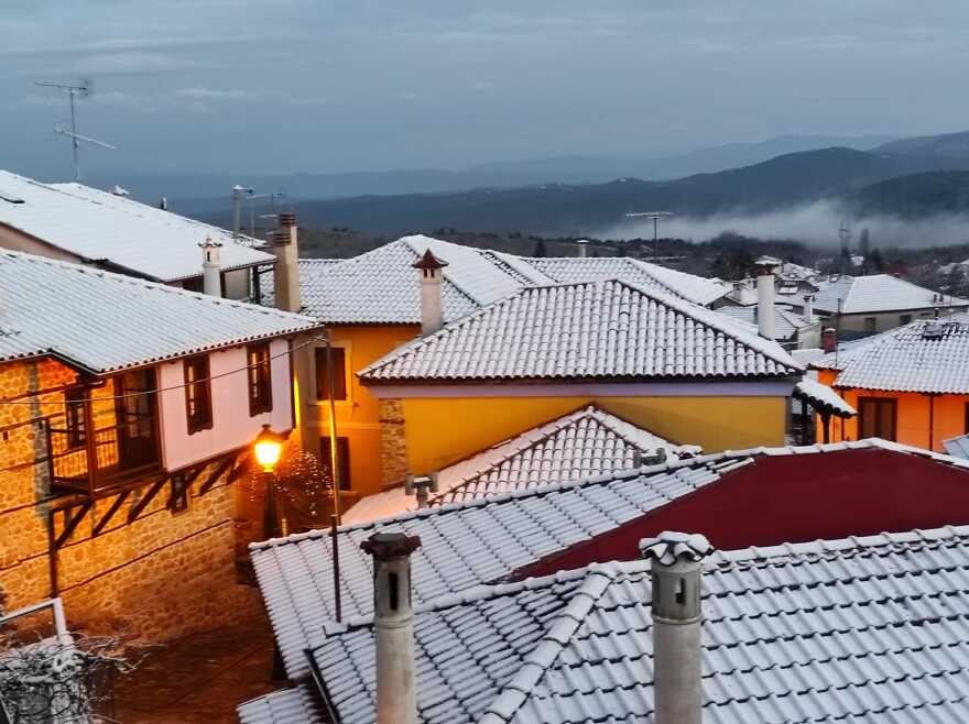 Καιρός: Συνεχίζεται την Κυριακή η επέλαση της «Κάρμελ» - Πού θα σημειωθούν βροχές, χιόνια και παγετός