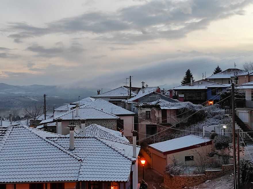 Καιρός: Συνεχίζεται την Κυριακή η επέλαση της «Κάρμελ» - Πού θα σημειωθούν βροχές, χιόνια και παγετός