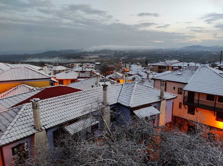 Καιρός: Συνεχίζεται την Κυριακή η επέλαση της «Κάρμελ» - Πού θα σημειωθούν βροχές, χιόνια και παγετός