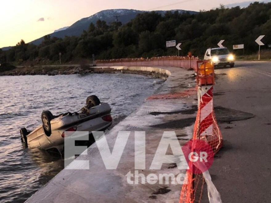 Σοβαρό τροχαίο στην Εύβοια - Αυτοκίνητο «τούμπαρε» στη θάλασσα