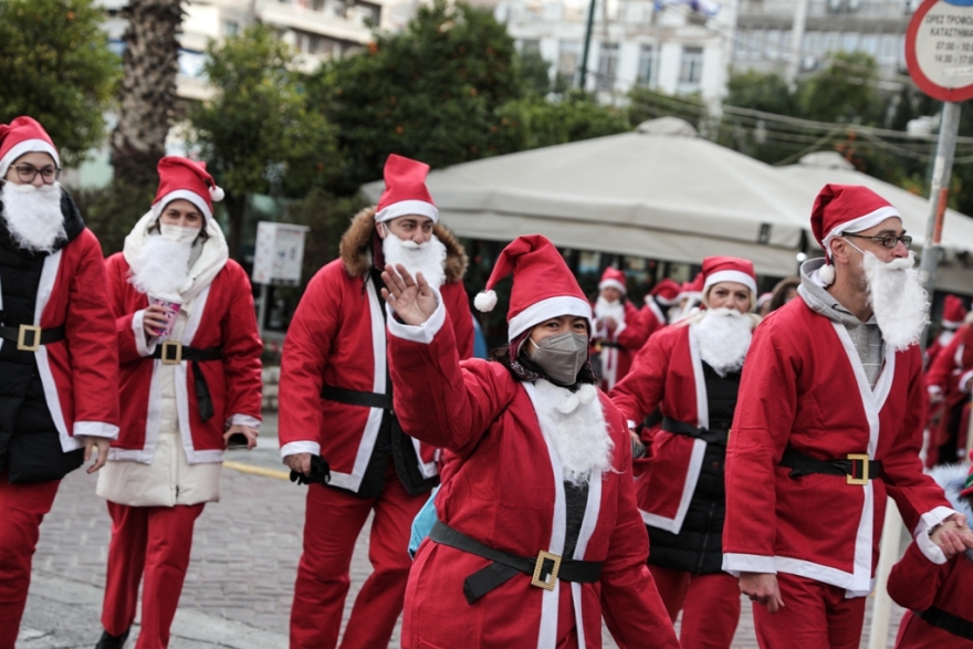 Πειραιάς: Αγιοβασίληδες «πλημμύρισαν» τους δρόμους στο 2ο «SANTA RUN PIRAEUS 2021»
