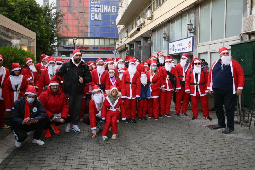 Πειραιάς: Αγιοβασίληδες «πλημμύρισαν» τους δρόμους στο 2ο «SANTA RUN PIRAEUS 2021»