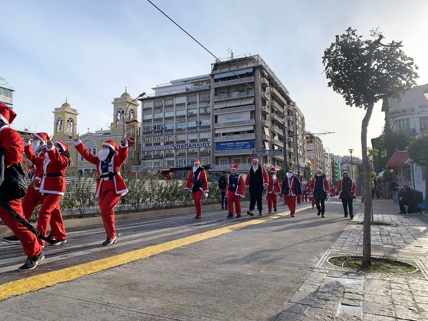 Πειραιάς: Αγιοβασίληδες «πλημμύρισαν» τους δρόμους στο 2ο «SANTA RUN PIRAEUS 2021»