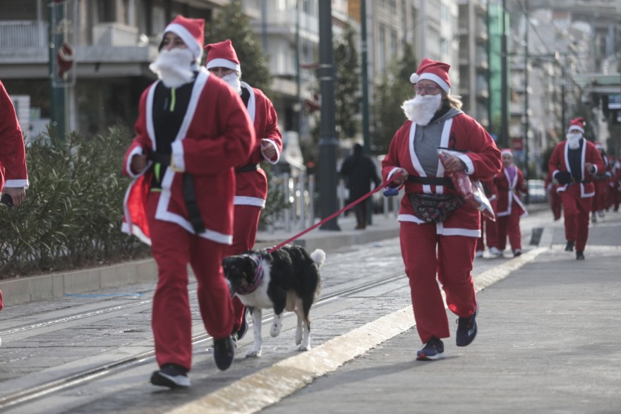 Πειραιάς: Αγιοβασίληδες «πλημμύρισαν» τους δρόμους στο 2ο «SANTA RUN PIRAEUS 2021»