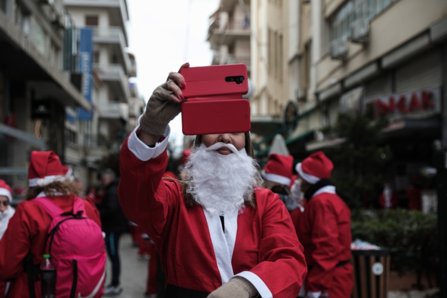 Πειραιάς: Αγιοβασίληδες «πλημμύρισαν» τους δρόμους στο 2ο «SANTA RUN PIRAEUS 2021»