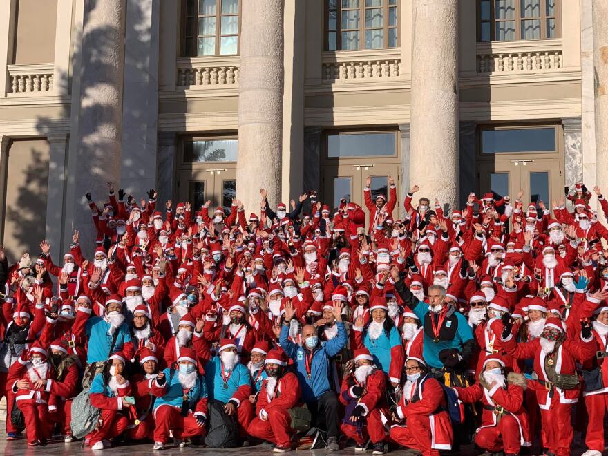 Πειραιάς: Αγιοβασίληδες «πλημμύρισαν» τους δρόμους στο 2ο «SANTA RUN PIRAEUS 2021»