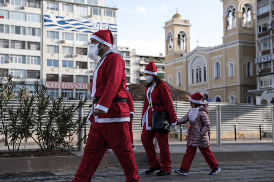 Πειραιάς: Αγιοβασίληδες «πλημμύρισαν» τους δρόμους στο 2ο «SANTA RUN PIRAEUS 2021»