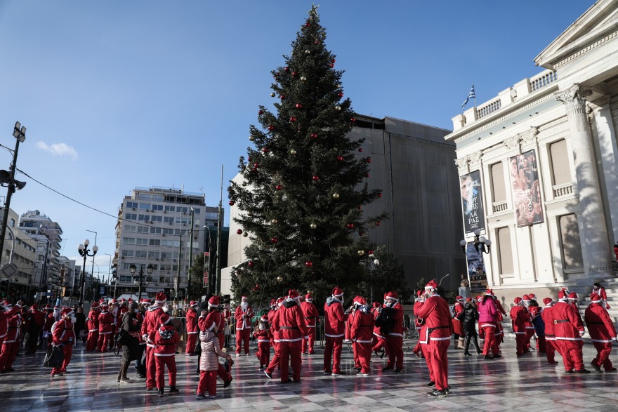 Πειραιάς: Αγιοβασίληδες «πλημμύρισαν» τους δρόμους στο 2ο «SANTA RUN PIRAEUS 2021»