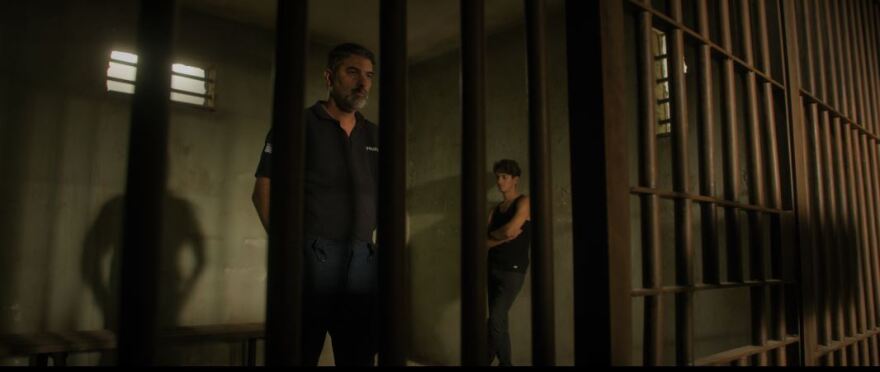 Στη σειρά «Κομάντα και Δράκοι» ο Βασίλης και ο Νεκτάριος καταφέρνουν να αποδράσουν