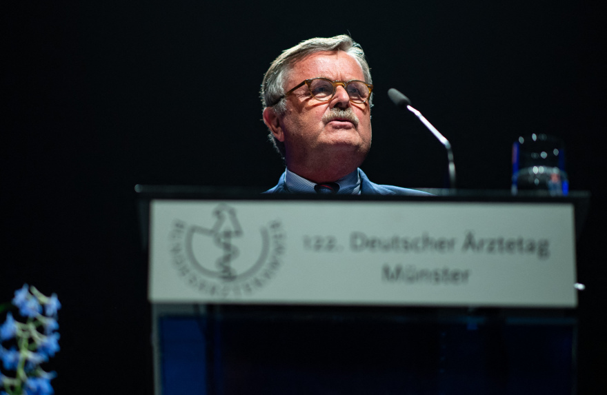 Κορωνοϊός: Υποχρεωτικό εμβολιασμό σε όλους στην Ευρώπη προτείνει ο πρόεδρος του Παγκόσμιου Ιατρικού Συλλόγου