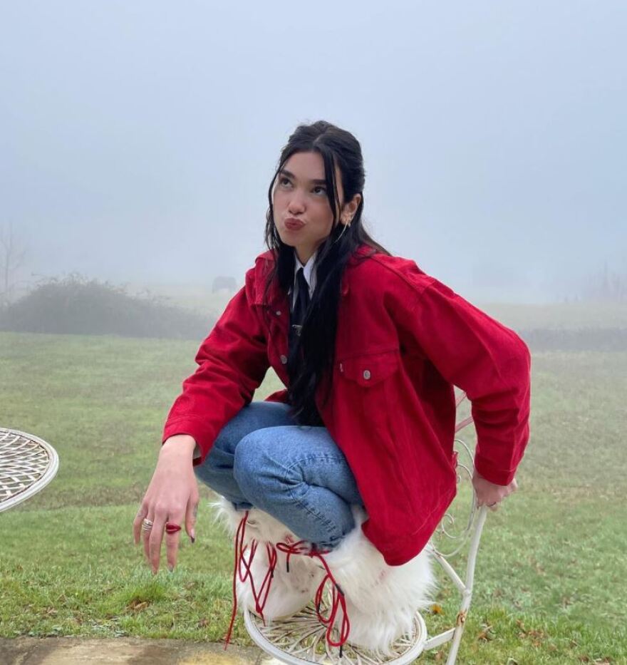 Ντούα Λίπα: Μαγιό και μπότες... έτσι ετοιμάζεται για τα Χριστούγεννα - Δείτε φωτογραφίες