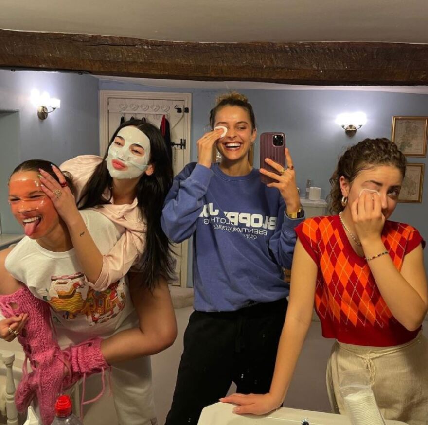 Ντούα Λίπα: Μαγιό και μπότες... έτσι ετοιμάζεται για τα Χριστούγεννα - Δείτε φωτογραφίες