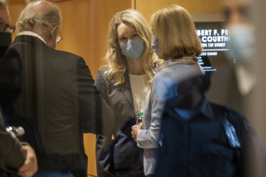 Σκάνδαλο Theranos: Αντιμέτωπη με 20 χρόνια στη φυλακή η Ελίζαμπεθ Χολμς