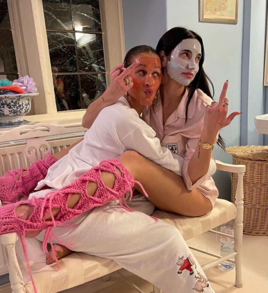 Ντούα Λίπα: Μαγιό και μπότες... έτσι ετοιμάζεται για τα Χριστούγεννα - Δείτε φωτογραφίες