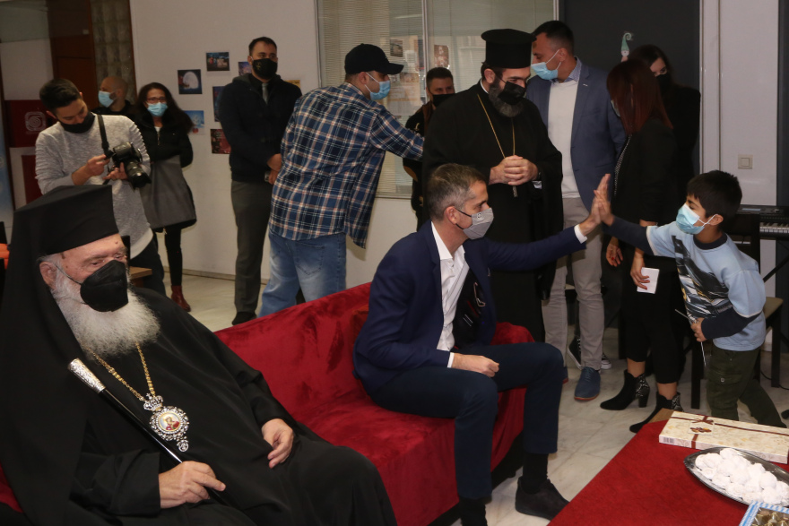 Tον ξενώνα ανήλικων μεταναστών της «Συνύπαρξις» επισκέφθηκαν ο αρχιεπίσκοπος Ιερώνυμος και ο Κώστας Μπακογιάννης 