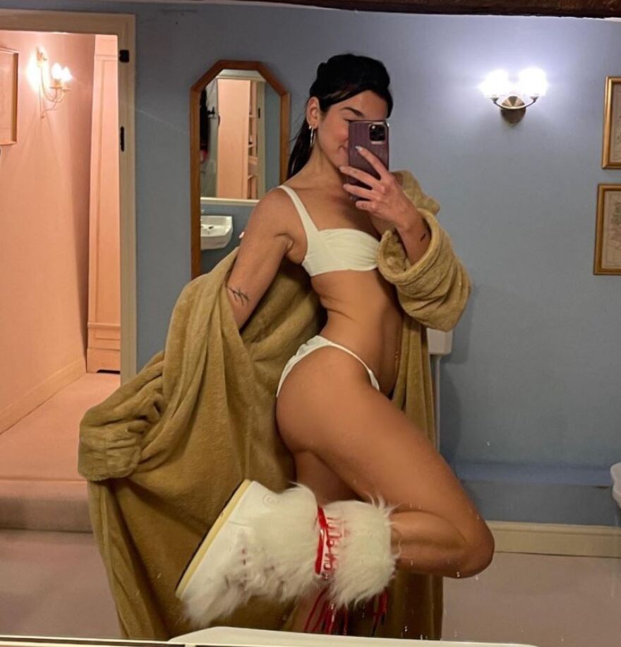 Ντούα Λίπα: Μαγιό και μπότες... έτσι ετοιμάζεται για τα Χριστούγεννα - Δείτε φωτογραφίες