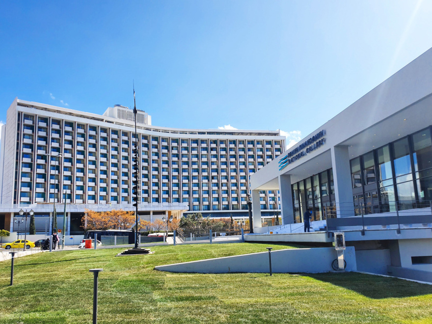 Το εμβληματικό Hilton γίνεται Conrad και αλλάζει ριζικά με ιδιωτικές κατοικίες, λέσχη μελών και εστιατόρια