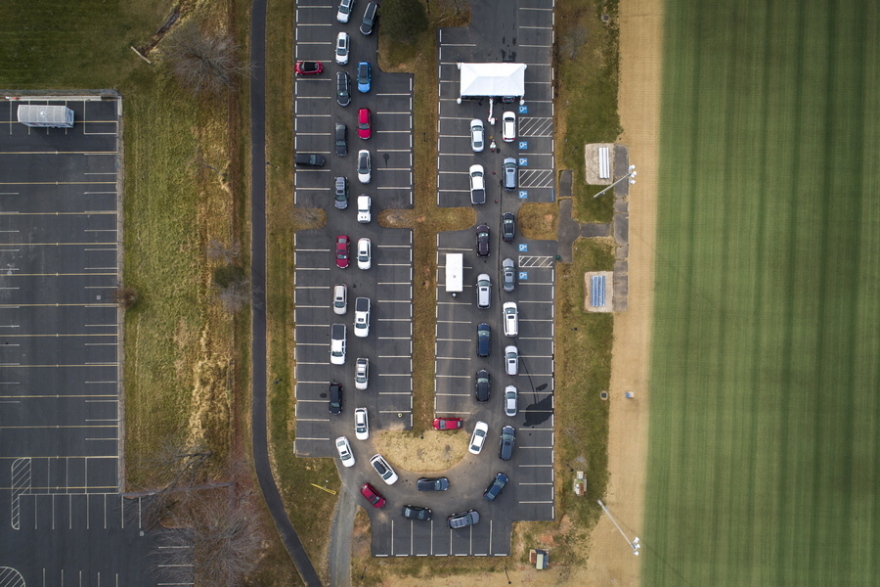 Ένα απέραντο πάρκινγκ τα εξεταστικά κέντρα των ΗΠΑ για το «τσουνάμι της Omicron» - Δείτε φωτογραφίες