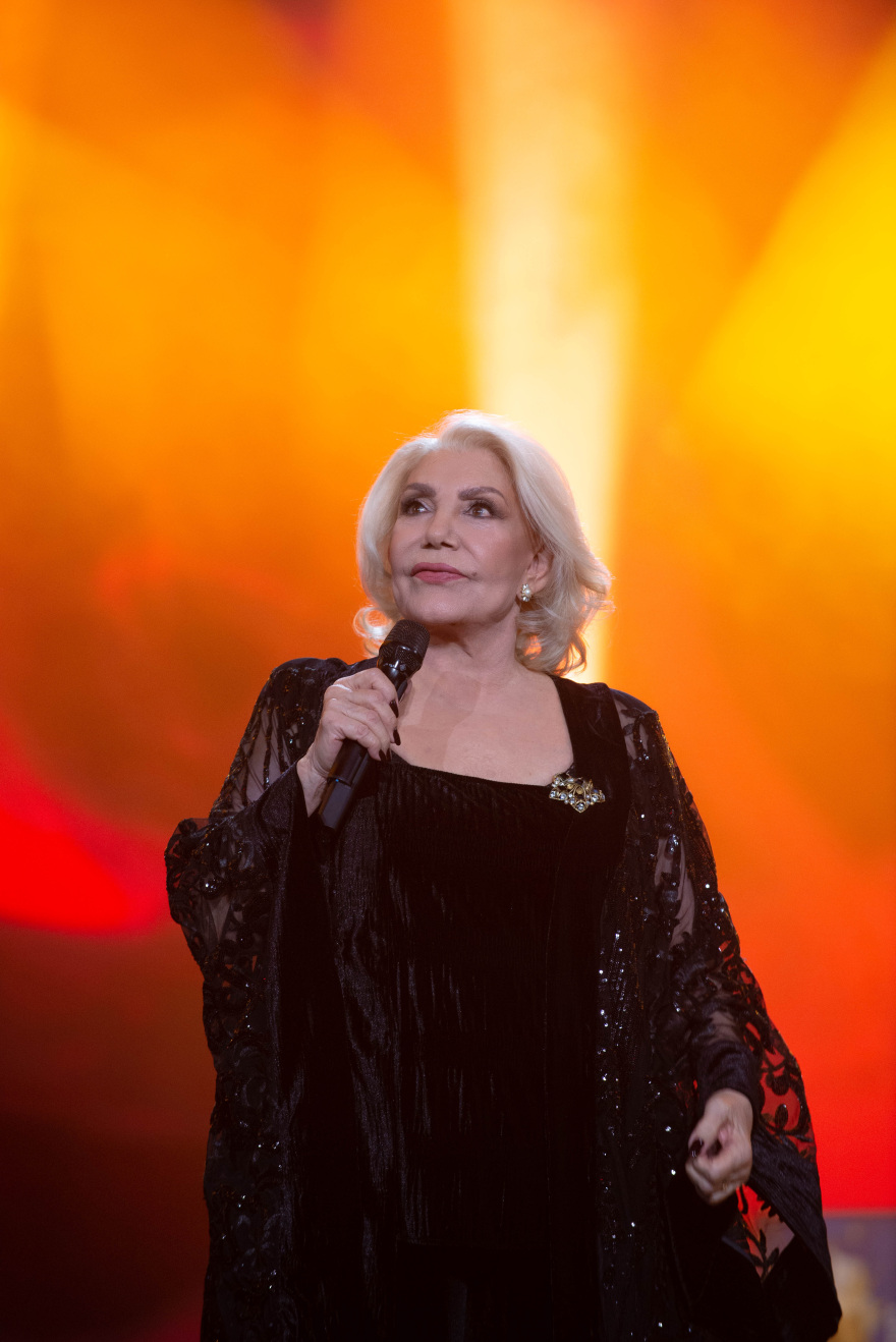 Ο Αντώνης Ρέμος και η Μαρινέλλα μας προσκαλούν σε ένα γιορτινό μουσικό ταξίδι στο MEGA