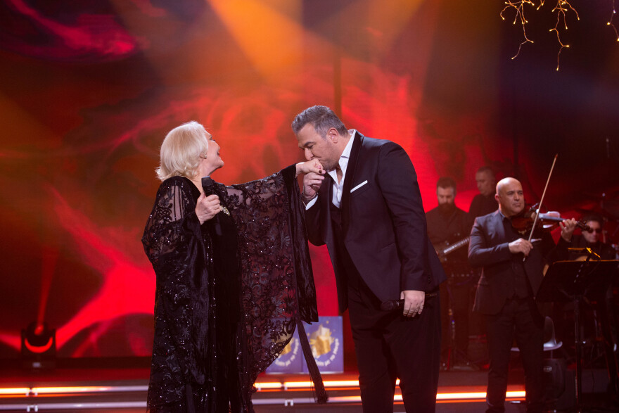 Ο Αντώνης Ρέμος και η Μαρινέλλα μας προσκαλούν σε ένα γιορτινό μουσικό ταξίδι στο MEGA