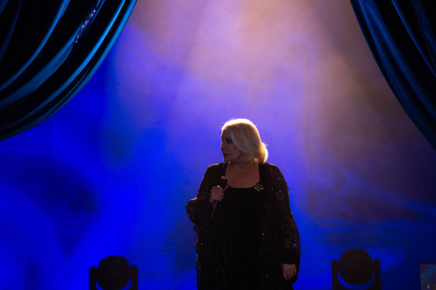 Ο Αντώνης Ρέμος και η Μαρινέλλα μας προσκαλούν σε ένα γιορτινό μουσικό ταξίδι στο MEGA