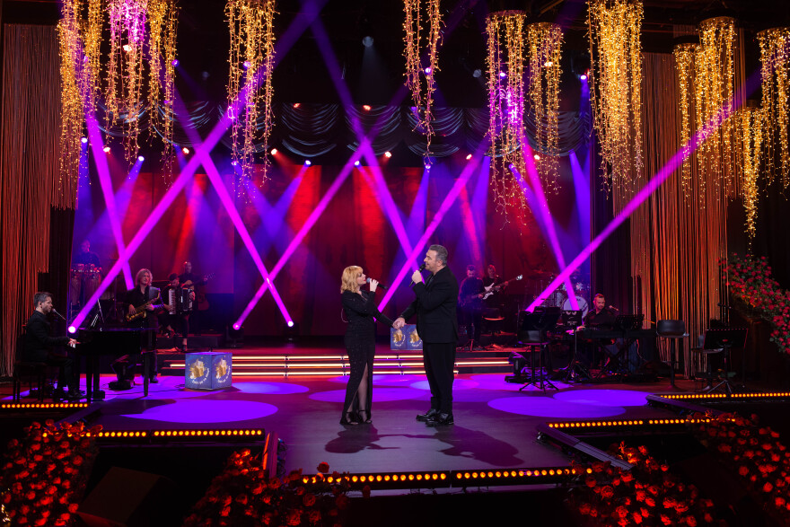 Ο Αντώνης Ρέμος και η Μαρινέλλα μας προσκαλούν σε ένα γιορτινό μουσικό ταξίδι στο MEGA