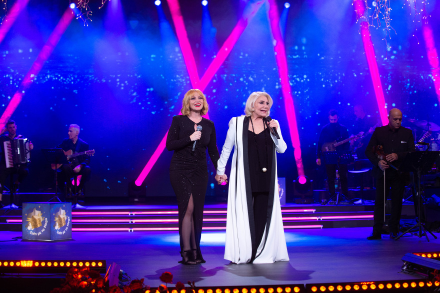 Ο Αντώνης Ρέμος και η Μαρινέλλα μας προσκαλούν σε ένα γιορτινό μουσικό ταξίδι στο MEGA